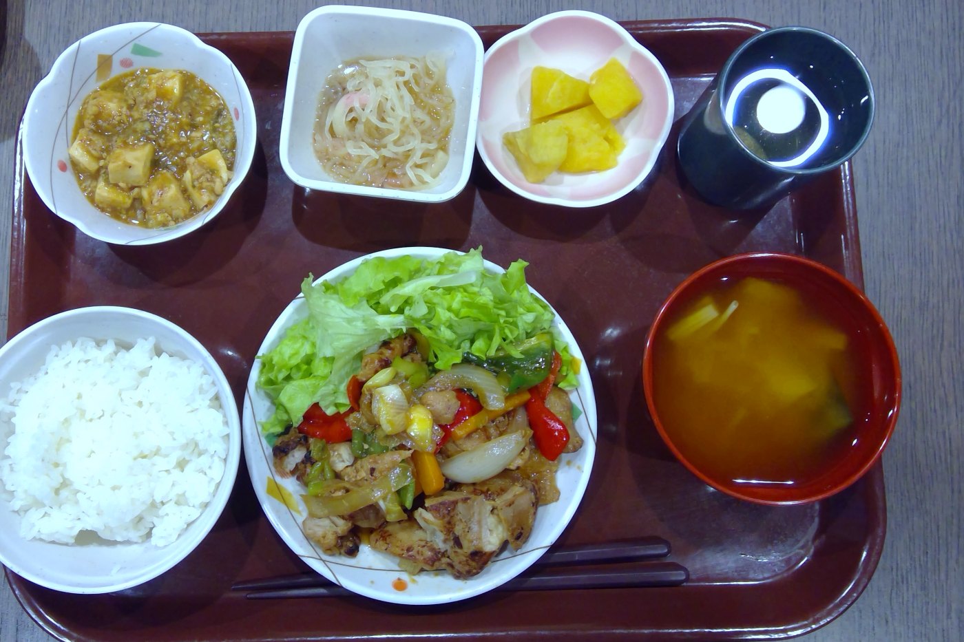 ある日の夕食。ご飯、みそ汁、彩り野菜と鶏肉の炒め物、麻婆豆腐、酢の物、パイナップル