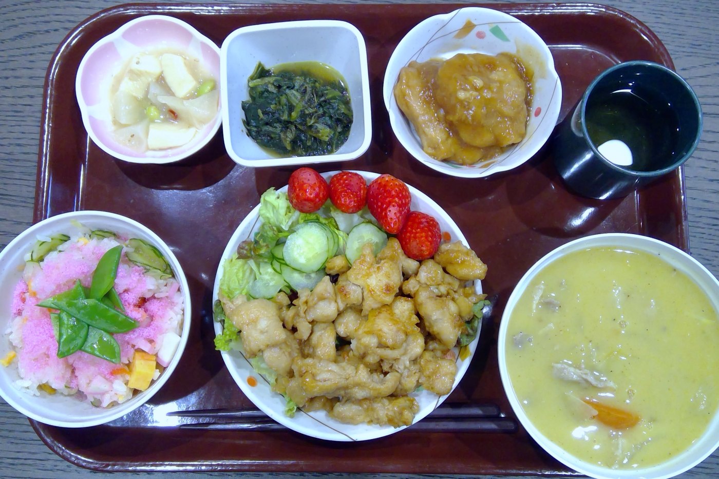 3月3日の夕食。ちらし寿司、鶏の唐揚げといちごのサラダ、シチュー、小鉢3品