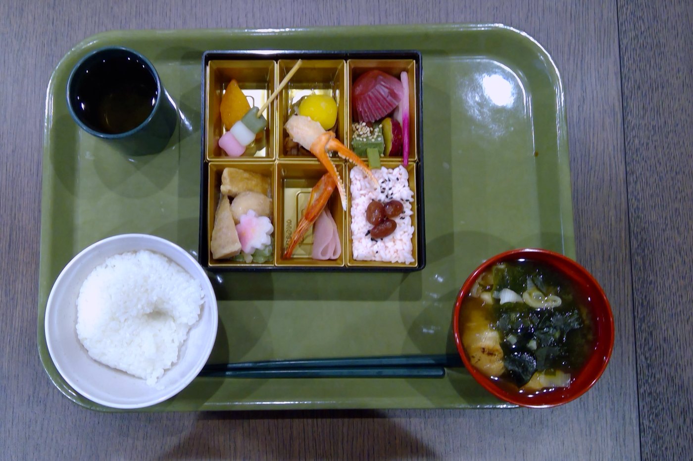 元日の昼食。おせちの重箱とごはん、みそ汁