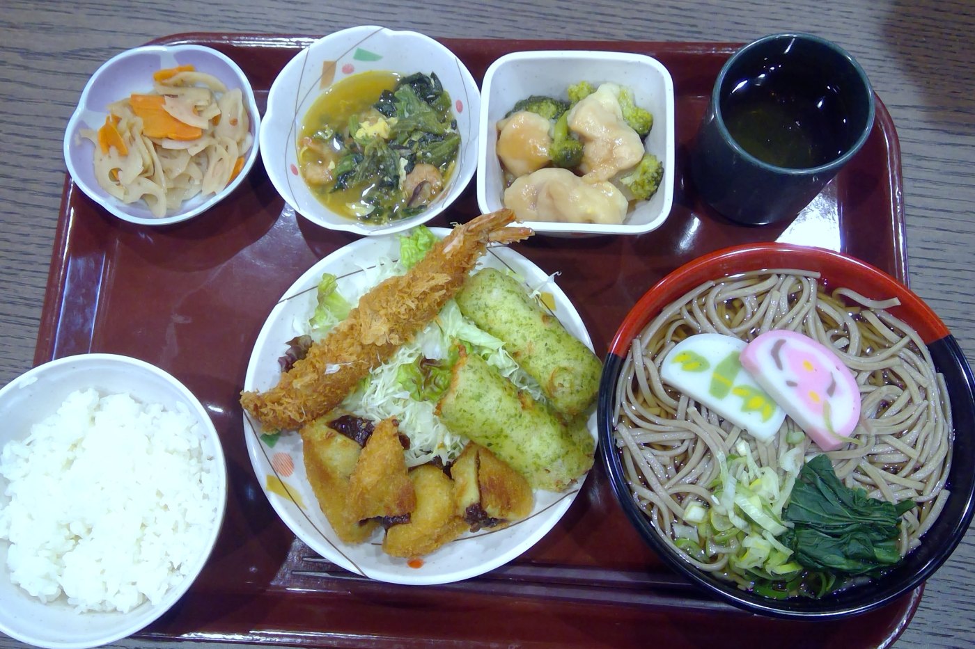 大晦日の夕食。年越しそばとえびフライ、小鉢3品