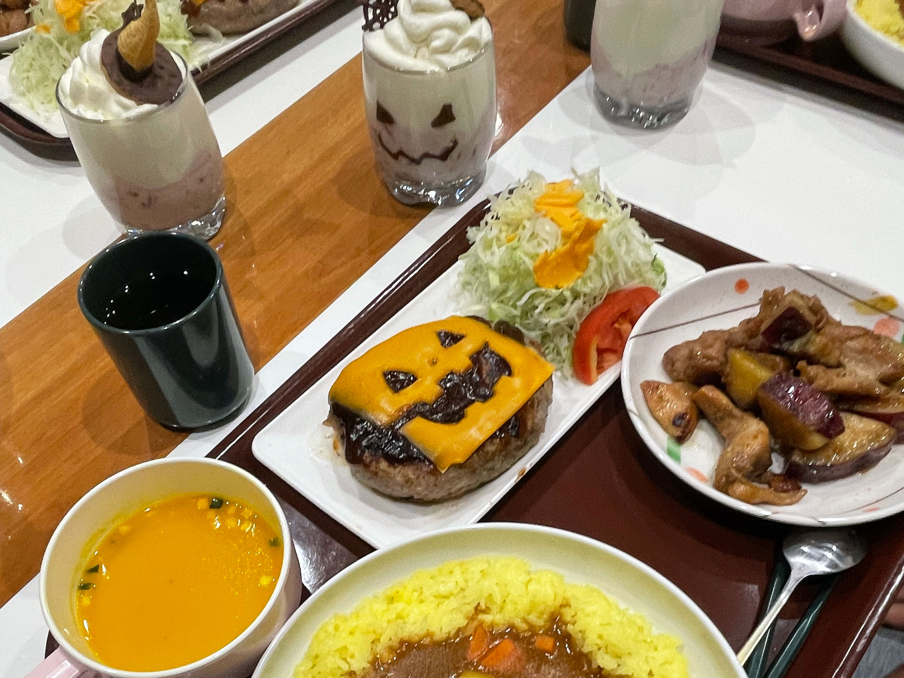 ハロウィンの夕食。かぼちゃのおばけのチーズハンバーグ、おばけの顔のミルクシェイク、かぼちゃのスープ、カレー